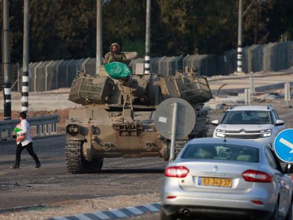 القوات الإسرائيلية تعبر طريقاً رئيسياً بالقرب من مدينة سديروت جنوب إسرائيل. 8 أكتوبر 2023 - AFP