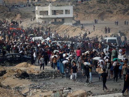 فلسطينيون يتجمعون للحصول على المساعدات في بيت لاهيا بشمال قطاع غزة. 22 يونيو 2025 - REUTERS