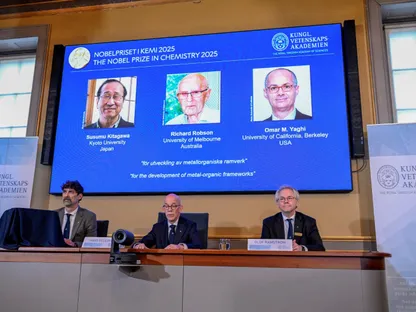 الأكاديمية السويدية للعلوم تعلن أسماء الباحثين الفائزين بجائزة نوبل في الكيمياء 2025. 8 أكتوبر 2025 - Reuters
