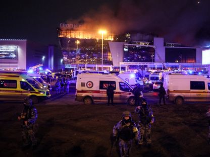 ألسنة اللهب تتصاعد فوق قاعة الحفلات الموسيقية كروكوس سيتي هول بالقرب من موسكو جراء هجوم مسلح وانفجار. 22 مارس 2024 - AFP