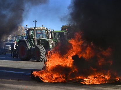 مزارعون يقطعون طريقاً رئيسياً خلال احتدجاجات في نيم، جنوب شرق فرنسا. 25 يناير 2024 - AFP