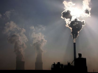 انبعاثات كربونية من مصانع في الصين - REUTERS