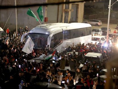 حافلة تابعة للصليب الأحمر الدولي تقل أسرى فلسطينيين محررين تصل إلى غرب رام الله. 24 نوفمبر 2023 - AFP