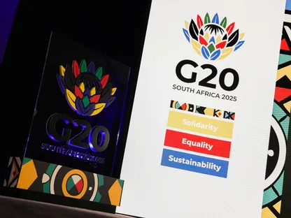 شعار قمة مجموعة العشرين في جنوب إفريقيا 2025 خلال مؤتمر صحافي على هامش الاجتماعات السنوية لصندوق النقد الدولي والبنك الدولي في واشنطن، الولايات المتحدة. 16 أكتوبر 2025 - Reuters