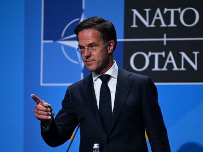 رئيس الوزراء الهولندي مارك روته يخاطب ممثلي وسائل الإعلام خلال مؤتمر صحافي بقمة الناتو في مركز مؤتمرات بمدريد في إسبانيا. 30 يونيو 2022 - AFP