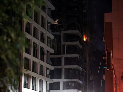 حريقٌ في مبنى بعد سقوط صاروخ إيراني، في تل أبيب، إسرائيل. 13 يونيو 2025 - REUTERS