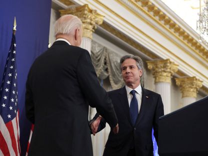 وزير الخارجية الأميركي السابق أنتوني بلينكين يصافح الرئيس جو بايدن خلال فعالية في وزارة الخارجية في واشنطن. 13 يناير 2025 - REUTERS