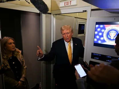 الرئيس الأميركي دونالد ترمب يتحدث إلى الصحافيين على متن طائرة الرئاسة في طريقها إلى فلوريدا. 14 نوفمبر 2025 - REUTERS