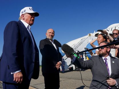 الرئيس الأميركي دونالد ترمب يقف بجانب وزير التجارة هوارد لوتنيك أثناء حديثه للصحافيين عند وصوله مطار موريس تاون، نيو جيرسي، الولايات المتحدة. 6 يوليو 2025 - Reuters