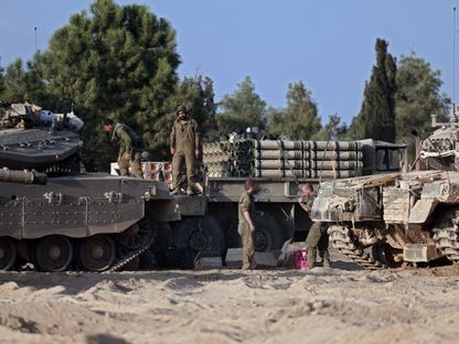 دبابات وجنود من الجيش الإسرائيلي  في موقع المهرجان الموسيقي "سوبر  نوفا" في بلدة رعيم بمحيط غزة. 14 أكتوبر 2023 - AFP