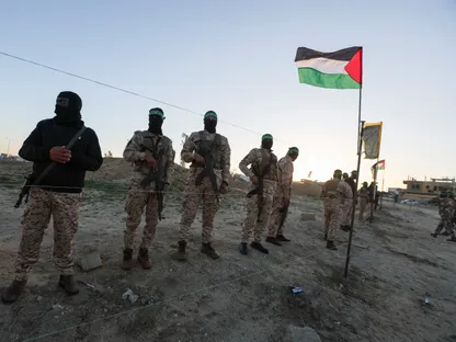 مقاتلون من حركة حماس الفلسطينية في خان يونس جنوب قطاع غزة بفلسطين. 15 فبراير 2025 - REUTERS