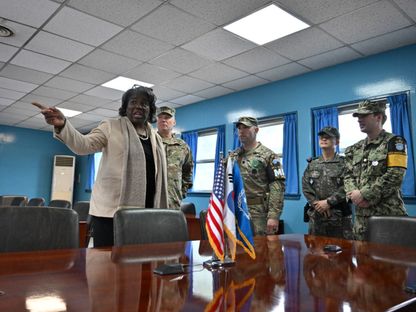 السفيرة الأميركية لدى الأمم المتحدة تتحدث إلى عسكريين خلال زيارة للمنطقة المنزوعة السلاح بين الكوريتين، بلدة بانمونجوم، 16 أبريل 2024. - AFP