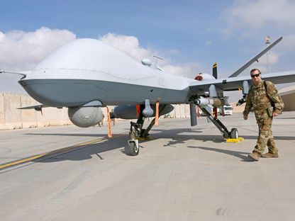 ضابط في سلاح الجو الأميركي أمام طائرة مسيرة من طراز MQ-9 Reaper في قاعدة قندهار الجوية بأفغانستان. 23 يناير 2018 - Reuters
