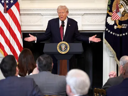 الرئيس الأميركي دونالد ترمب يتحدث إلى مشرعين جمهوريين في البيت الأبيض. 5 نوفمبر 2025 - Reuters