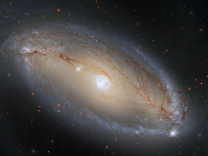 مجرة ​​حلزونية تبعد نحو 130 مليون سنة ضوئية عن الأرض نشرتها وكالة الفضاء الأوروبية مركز هابل للمعلومات - 27 سبتمبر 2021 - AFP