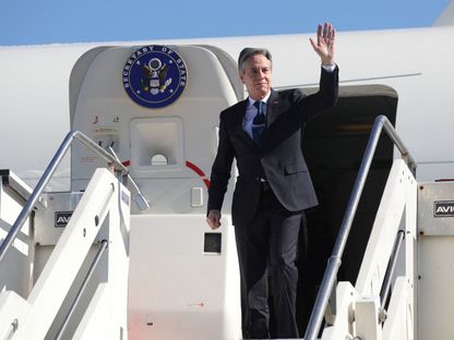 وزير الخارجية الأميركي أنتوني بلينكين يصل إلى مطار نيني تيريزا الدولي في تيرانا بألبانيا. 15 فبراير 2024 - Reuters
