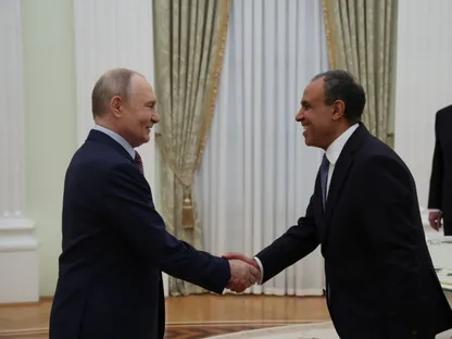 وزير الخارجية المصري يبحث تداعيات حرب إيران مع بوتين ويسلمه رسالة خطية من السيسي