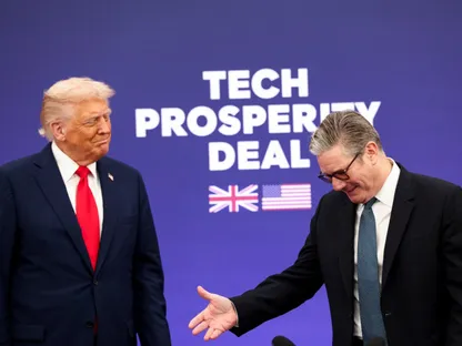 الرئيس الأميركي دونالد ترمب ورئيس الوزراء البريطاني كير ستارمر في حفل استقبال لقادة الأعمال في تشيكرز ببريطانيا. 18 سبتمبر 2025 - REUTERS