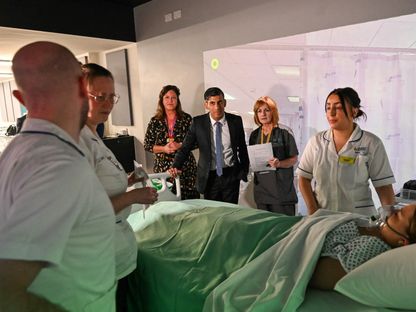 رئيس الوزراء البريطاني ريشي سوناك يزور مركز تدريب طبي بجامعة سري في جيلفورد بجنوب البلاد. 30 نوفمبر 2023 - AFP