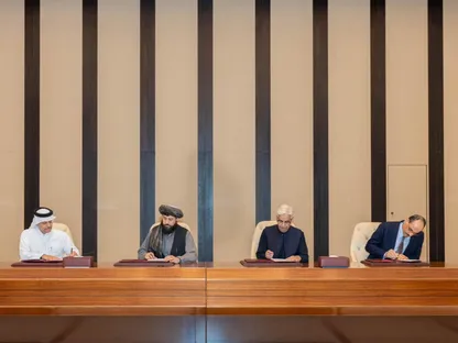 وزير الدفاع الباكستاني خواجة محمد آصف ونظيره الأفغاني الملا محمد يعقوب مجاهد خلال توقيع اتفاق وقف إطلاق النار بوساطة قطر وتركيا في الدوحة. 19 أكتوبر 2025 - Reuters