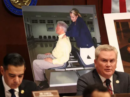 قضية إبستين.. "لجنة الرقابة" تستجوب هيلاري وبيل كلينتون في جلسات مغلقة