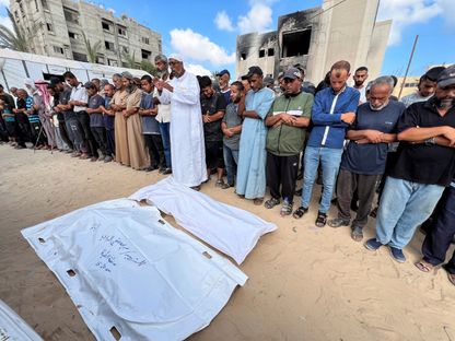 مشيعون يصلون خلال جنازة فلسطينيين لقوا حتفهم بنيران إسرائيلية في مستشفى ناصر في خان يونس، جنوب قطاع غزة. 19 يوليو 2025 - Reuters