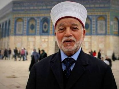 مفتي القدس والديار الفلسطينية ، محمد حسين من امام مسجد قبة الصخرة في ساحة المسجد الأقصى - وفا