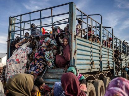 لاجئون سودانيون فروا من الحرب في السودان ينزلون من شاحنة محملة بالعائلات التي وصلت إلى مركز عبور للاجئين في الرنك. 13 فبراير 2024، - AFP