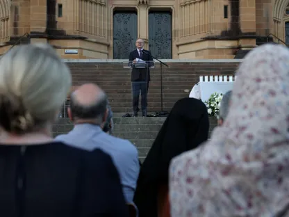 رئيس الوزراء الأسترالي أنتوني ألبانيز يلقي كلمة خلال مراسم تأبين ضحايا حادث إطلاق النار على شاطئ بوندي في مدينة سيدني. 17 ديسمبر 2025 - REUTERS