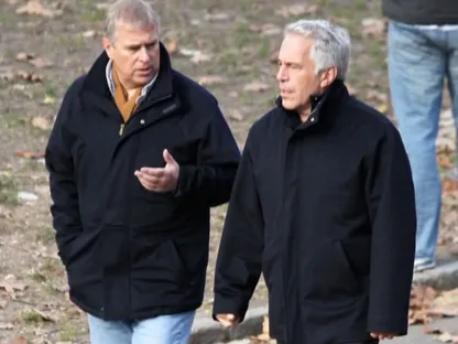 إبستين يمشي إلى جانب الأمير أندرو - BBC