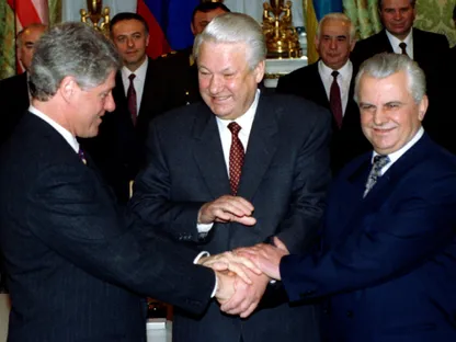 من كلينتون إلى ترمب.. مشهدان للضغط الأميركي على أوكرانيا