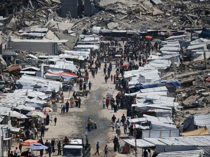فلسطينيون نازحون في مخيم جباليا بشمال غزة وسط أنقاض المنازل التي دمرتها الغارات الإسرائيلية على القطاع. 8 مايو 2025 - REUTERS