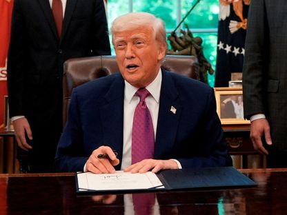 الرئيس الأميركي دونالد ترمب يوقع قراراً مشتركاً في المكتب البيضاوي بالبيت الأبيض في واشنطن العاصمة، الولايات المتحدة. 9 مايو 2025 - Reuters