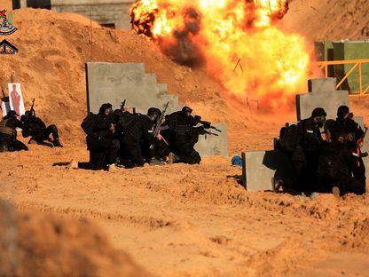 صورة نشرتها الغرفة المشتركة لفصائل المقاومة الفلسطينية التي تضم حركة حماس تظهر ما تقول إنه تدريب في مكان مجهول على "غارة خلف خطوط العدو". 28 ديسمبر 2022 - Reuters