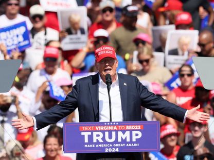 الرئيس الأميركي السابق دونالد ترمب يتحدث خلال حملته الانتخابية في مدينة تشيسابيك بولاية فرجينيا. 28 يونيو 2024 - REUTERS