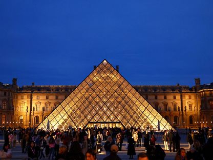 الكوارث تلاحق متحف اللوفر.. تسرّب المياه يتلف مئات الكتب المصرية القديمة