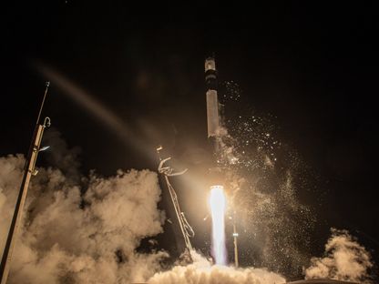صاروخ يحمل القمر الصناعي ADRAS-J، ينطلق من مجمع الإطلاق في شبه جزيرة Mahia في نيوزيلندا. 19 فبراير 2024 - AFP