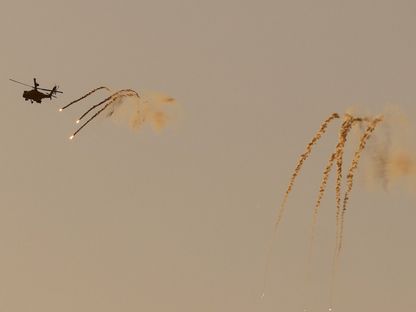 طائرة أباتشي إسرائيلية تطلق قنابل ضوئية أثناء تحليقها شمال غزة بالقرب من الحدود مع إسرائيل. 24 مايو 2025 - Reuters