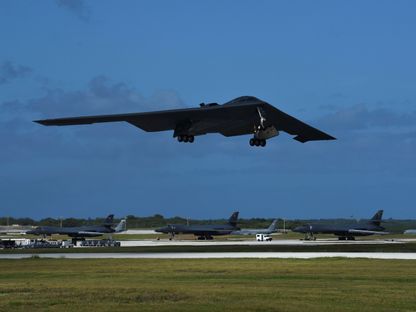 قاذفة قنابل من طراز B-2 Spirit تابعة للقوات الجوية الأميركية تقلع من قاعدة أندرسن الجوية في جزيرة جوام. 11 يناير 2018 - Reuters