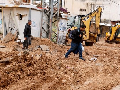 نازحون فلسطينيون يعودون إلى مخيم الفارعة للاجئين بالقرب من طوباس في الضفة الغربية. 12 فبراير 2025 - reuters