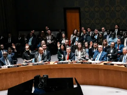 جانب من التصويت خلال اجتماع مجلس الأمن الدولي في مقر الأمم المتحدة بمدينة نيويورك في الولايات المتحدة للنظر في اقتراح أميركي لمنح تفويض من الأمم المتحدة لإنشاء قوة استقرار دولية في غزة. 17 نوفمبر 2025 - REUTERS