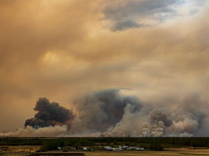 سحب الدخان تغطي السماء جراء حرائق الغابات بمقاطعة ألبرتا في كندا. 6 مايو 2023 - Twitter@tjkennedyphoto