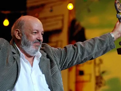 أسرة محمد خان تعلن إنشاء مؤسسة لحفظ إرثه السينمائي والإنساني