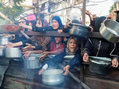 فلسطينيون ينتظرون تلقي حصة من الطعام من مطبخ خيري وسط أزمة جوع متفاقمة، مدينة غزة، 7 يوليو 2025 - REUTERS