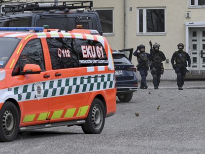 ضباط شرطة فنلنديون ومركبات شرطة وسيارة إسعاف في مدرسة فيرتولا الابتدائية التي شهدت حادث إطلاق نار. 2 أبريل 2024 - AFP