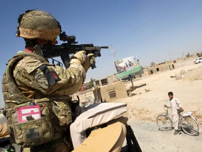 جندي بريطاني ينظر من خلال منظار بندقيته أثناء وجوده فوق مركبة مدرعة في بلدة لشكر جاه بولاية هلمند جنوب أفغانستان. 18 يوليو 2011 - REUTERS