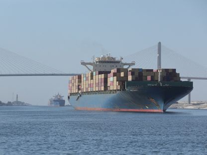 سفينة حاويات بالقرب من جسر في قناة السويس، مصر. 6 أغسطس 2023 - REUTERS