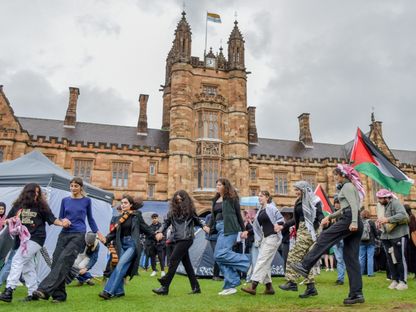 أفراد من الجالية الفلسطينية الأسترالية يرددون شعارات في مخيم الاحتجاج الفلسطيني في جامعة سيدني الأسترالية. 3 مايو 2024 - AFP
