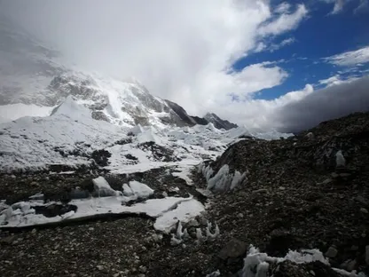 صورة غير مؤرخة لسفح جبل إيفرست - Reuters