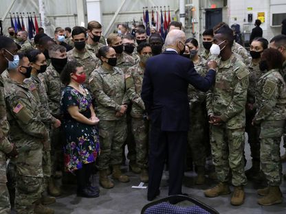الرئيس الأميركي جو بايدن يتحدث مع عدد من أفراد الجيش الأميركي - 2 نوفمبر 2021 - REUTERS
